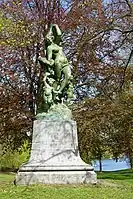 La Danse, allégorie, œuvre de Jules Herbays vers 1912. Une jeune femme danse entourée de trois putti ; l’un des putti agite un tambourin.