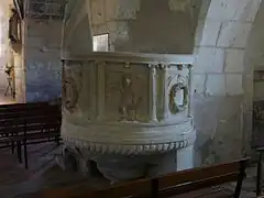 La chaire en pierre.