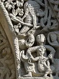 À droite, une Vierge à l'Enfant entre deux médaillons avec des visages d'homme et de femme représentant le Soleil et la Lune, surmontée par un griffon ou un aigle.