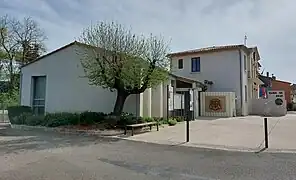Le parvis de la laïcité, situé devant le bâtiment annexe de l'hôtel de ville.