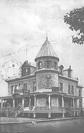 Façade en noir et blanc d'une maison
