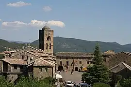 La Plaza Mayor et l'église collégiale Santa Maria.