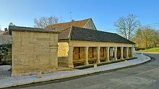 La fontaine-lavoir.