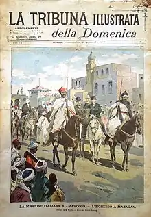 Image d'un défilé à cheval de personnages habillés en style « africain colonial » dans une rue avec sur le fond droit des bâtiments ; sur le bas gauche un groupe de spectateurs ; sur le haut un texte en lettres majuscules.