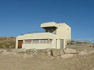 Blockhaus transformé en poste de surveillance de la plage de la Grande-Falaise à Pen-Bron en période estivale.