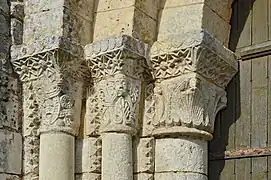 Chapiteaux du portail, à gauche.