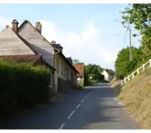 Vue de la côté de Mouriez, rue principale en 2009.