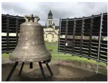 Vue de l’abbatiale de Fontevraud vue depuis l’abri de la Cloche Gabrielle