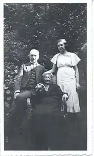 Gabriel Van Dievoet en compagnie de sa tante, la générale Rouen, née José Straatman, et de sa nièce, Andrée de Gachassin-Lafite, vers 1921