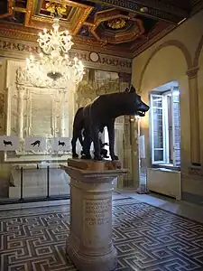 Salle de la Louve, avec la Louve Capitoline au centre.