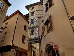 La pedde du Coin des Hasards, ancienne porte Charnier de la seconde enceinte située à proximité de l'édifice.