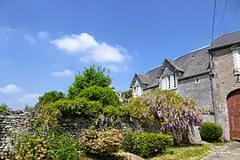 La tour de Boël derrière le corps de ferme actuel.