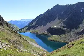 Le lac Bleu d'Ilhéou avec le refuge à l'extrémité.