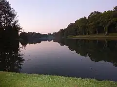 Lac de Rioz au crépuscule.