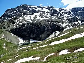 Vue depuis le col de la Valette à l'ouest du dôme des Sonnailles au-dessus du lac de la Valette.