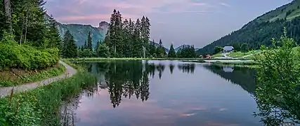 Le lac des Mines d'or (à 1 386 m d’altitude surplombant la vallée de la Dranse de Morzine près de la frontière suisse, à l’ouest du col de Bretolet).