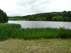 Le lac en amont de la digue sud-ouest.