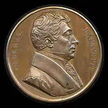 Médaille de couleur bronze, montrant le buste de profil d'un homme au cheveux ondulés et l'inscription General Lafayette.