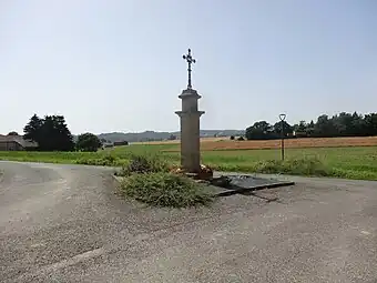 Croix de carrefour à Hachan.