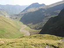 Vue plongeante sur les pâturages de la vallée de la Géla