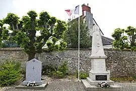 Le monument aux morts et la stèle aux aviateurs américains