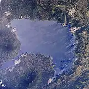 Vue du lac Atitlán depuis la navette spatiale