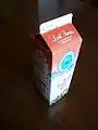 Carton d'un litre de lait frais entier.