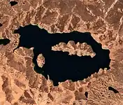 Le lac vu du ciel avec ses deux îles.