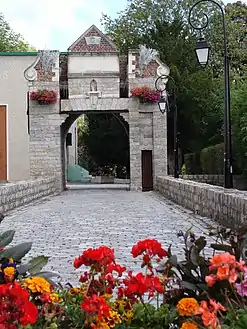 Vestiges de l'entrée du château de Lallaing.
