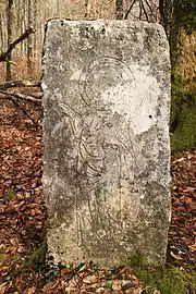 Borne armoriée des Trois Abbés face Saint-Pierre.