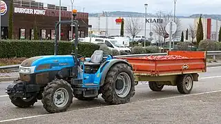 Landini REX avec une cargaison de pommes.