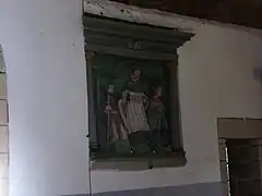 Statue de Saint Yves entouré du riche et du pauvre.