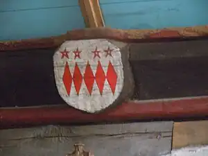 L'écu de la famille de Kervenozaël, sur l'une des sablières.