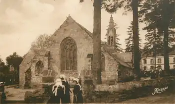 L'église entourée d'un enclos vers 1930.