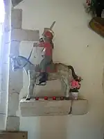 Statue de Saint Georges trônant dans la chapelle.