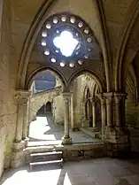 Le retour est et l'espace libre devant la nef.