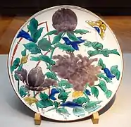 Grand plat à décor en émaux sur couverte, type kutani ancien vert, 1655-1670 ? (Musée national de Tokyo).