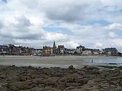 La plage de Port Maria et le front de mer du centre-ville.