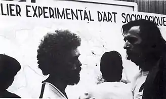 Alain Laroche (Interaction Qui)Hervé Fischer (Art sociologique)discutant du projet sculpture sociologique à Alma en 1980.