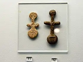 Figurines en plomb en forme de croix. Néolithique supérieur, 4400 - 3000 av. J.-C.