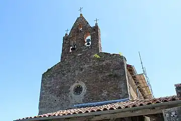 Le clocher-mur et ses trois baies avec leur cloche.