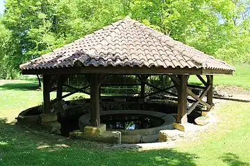 Le lavoir-abreuvoir du 16è siècle classé Monument historique en 1988.