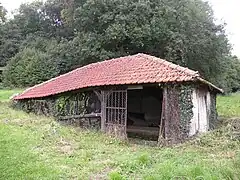 Lavoir couvert de tuile.