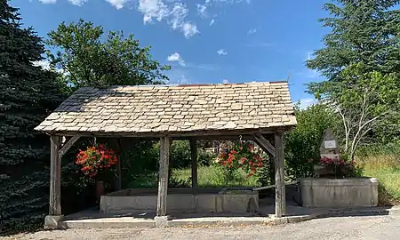 Lavoir et fontaine à Saint-André-d'Embrun.
