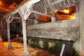 Lavoir, de nuit.