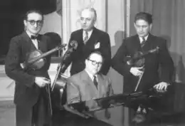 Le "Quatuor de Londres" avec, debout (de gauche à droite) : Arie Van Demoortel, Maurice Dambois, Maurice Raskin. Assis au piano : André Dumortier.