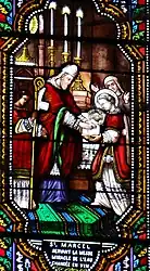 Deuxième miracle : Marcel, sous-diacre, après avoir puisé l'eau dans la Seine, la présente à l'évêque pour qu'il se lave les mains pendant la messe, l'eau se change en vin, et l'évêque l'utilise pour la consécration.Le Bugue, église Saint-Sulpice.