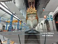 Le Canot de l'Empereur exposé dans la Salle des Machines de l'atelier des Capucins à Brest.