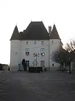 Vue de face du château.