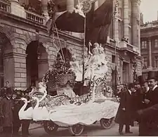 Le char électrique du Triomphe, et la Reine des Reines, Mlle Marie Missioux, devant le siège de l'ACF (Mi-Carême au Carnaval de Paris 1903).